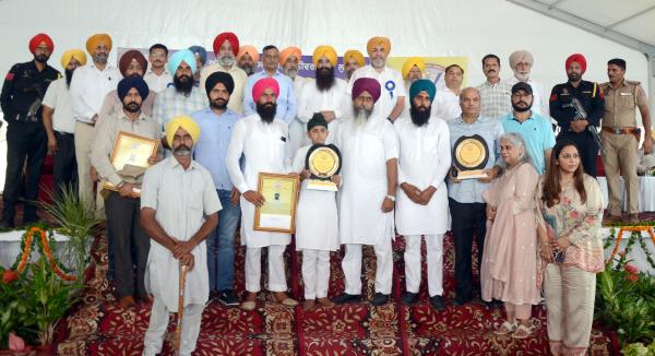 Group Photo of all the CM Awardees with Minister and Dignitaries